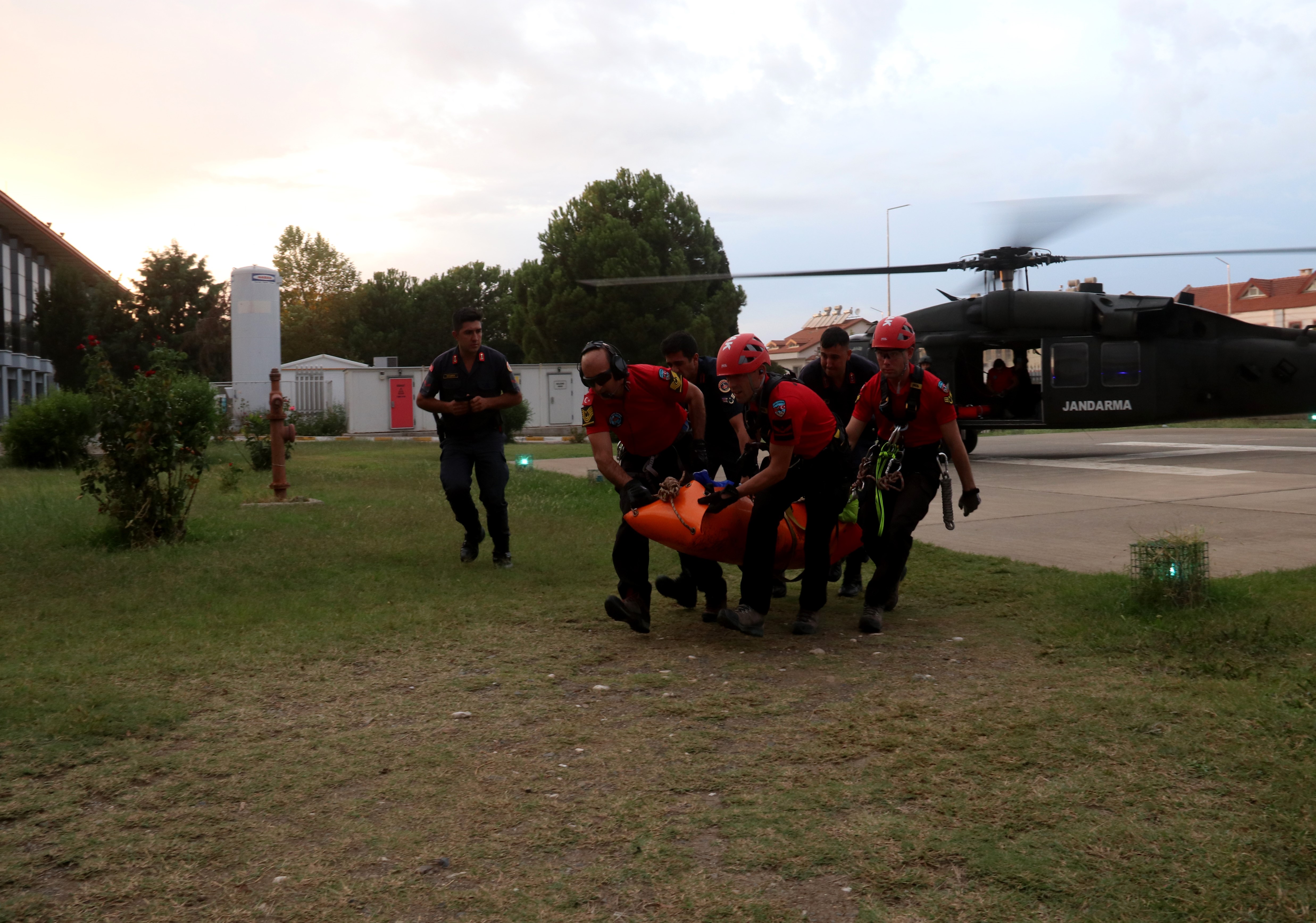 KAYALIKLARA DÜŞEN RUS YAMAÇ PARAŞÜTÇÜSÜ HAYATINI KAYBETTİ