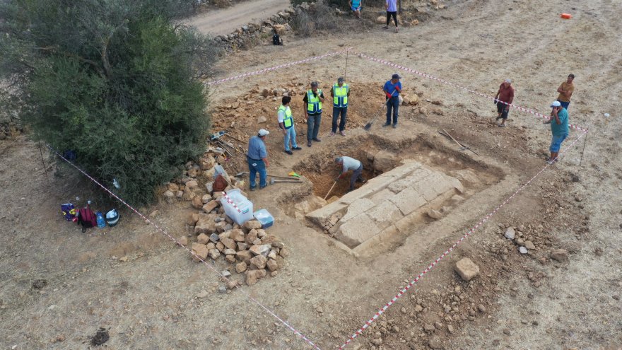 Çiftçinin traktörüyle sürdüğü tarlada oda mezar bulundu