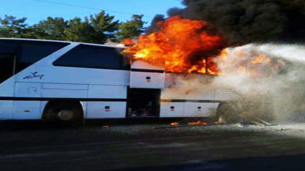 Tur otobüsü cayır cayır yandı
