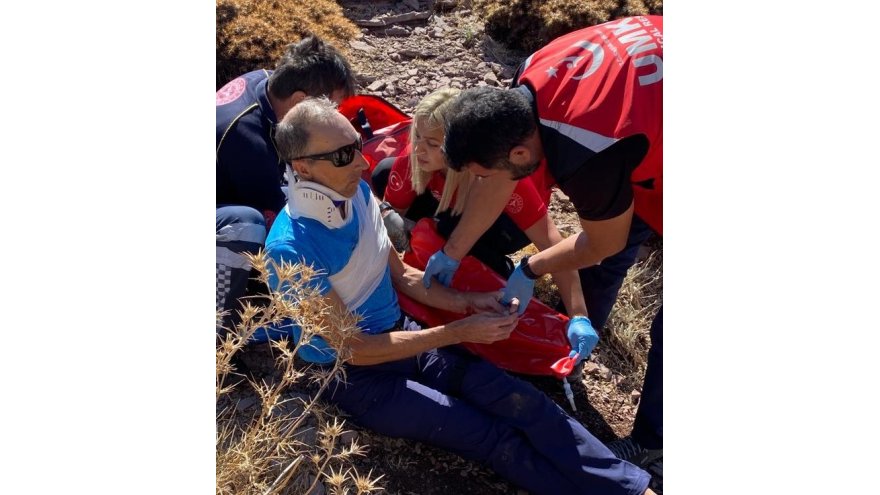 Yamaç paraşütüyle kayalıklara düşen turist yaralandı