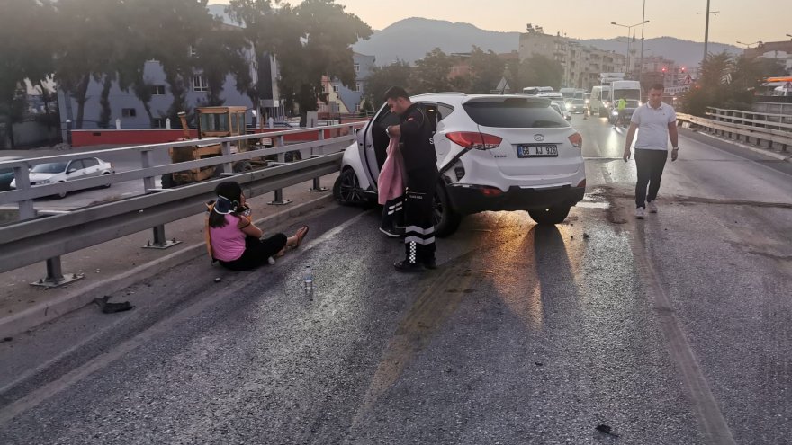  Bariyere çarpan otomobildeki 3 kişi yaralandı