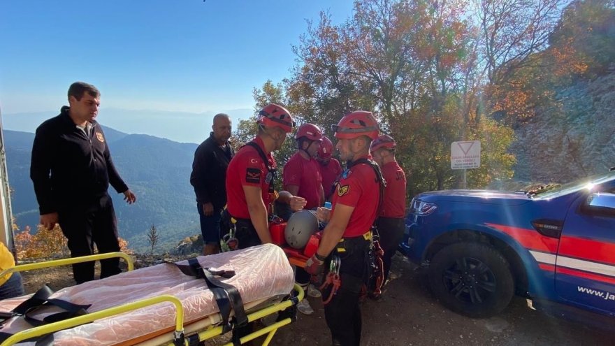Yamaç paraşütüyle kayalıklara düşen turist yaralandı