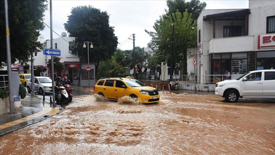 Meteorolojiden sağanak ve kuvvetli fırtına uyarısı