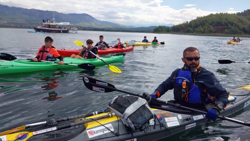 KIZ ÇOCUKLARININ EĞİTİMİNE DİKKATİ ÇEKMEK İÇİN 4 BİN KİLOMETRE KÜREK ÇEKTİ