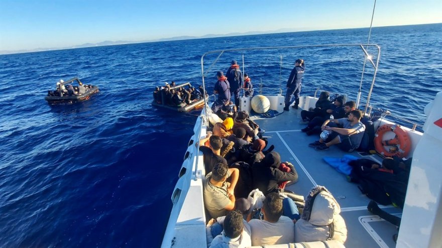 64 DÜZENSİZ GÖÇMEN KURTARILDI 10 GÖÇMEN YAKALANDI