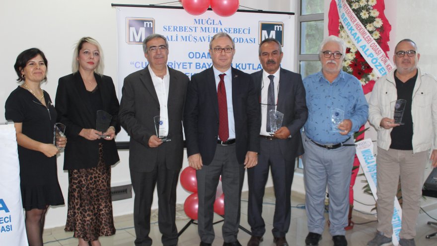 MESLEKTE 25. YILINI DOLDURAN ÜYELERE PLAKET VERİLDİ