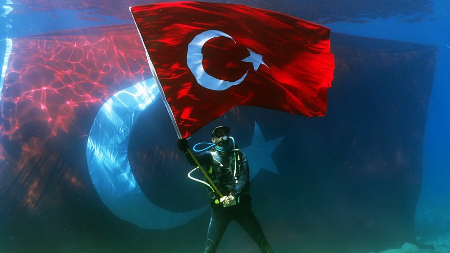 Cumhuriyet Bayramı deniz altında kutlandı