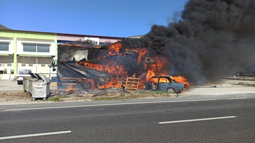 Konteynerde  çıkan yangın kamyonet ve otomobili yaktı