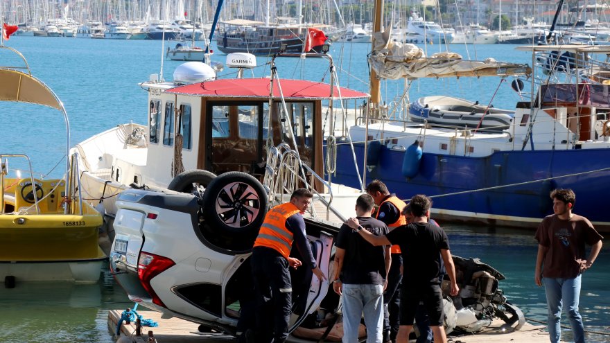 Otomobilin denizdeki yüzer iskeleye düştüğü kazada 6 kişi yaralandı