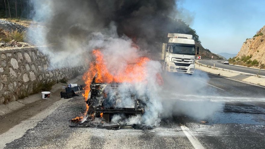 Seyir halindeki otomobil yandı