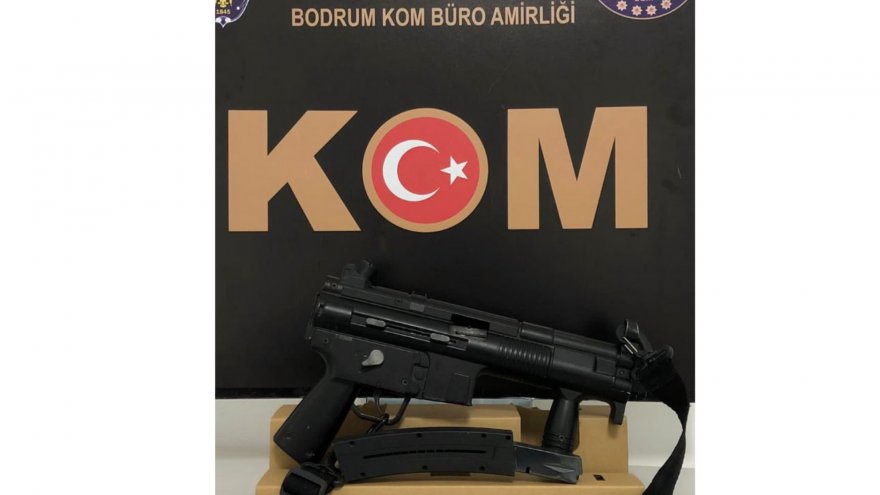 Mezarlığa gömülü  silah ele geçirildi