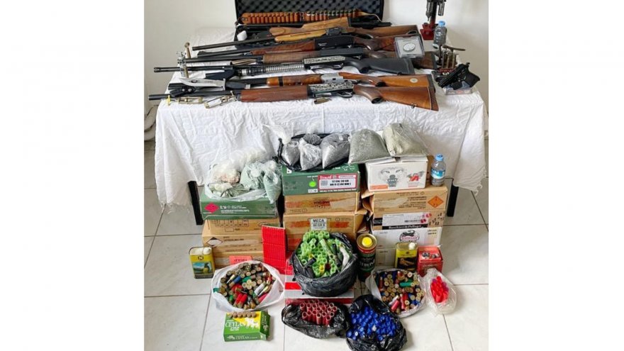 Evinde çok sayıda silah bulunduran kişi gözaltına alındı