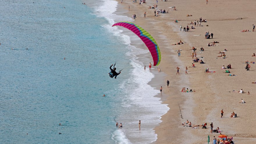 Fethiye'de güneşli havayı değerlendiren tatilciler denize girdi