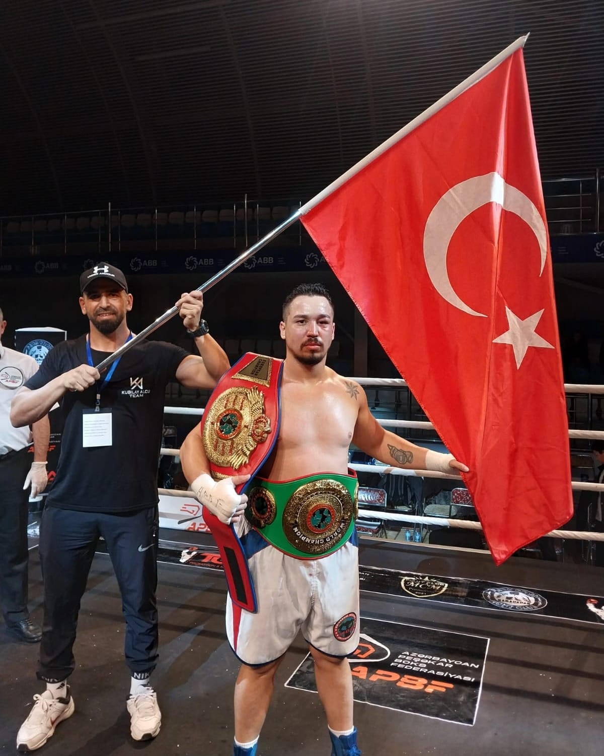 BOKSÖR ALCU DÜNYA HAFİF AĞIR SİKLET ALTIN KEMERİN SAHİBİ OLDU