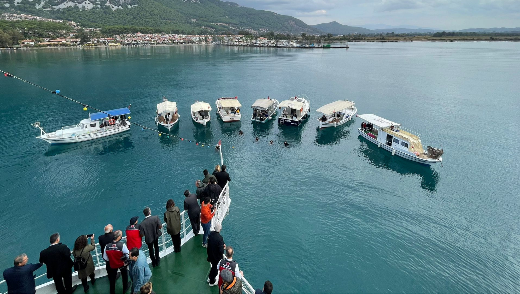 Deniz temizliği yapıldı, mavi sulara balık yavruları bırakıldı