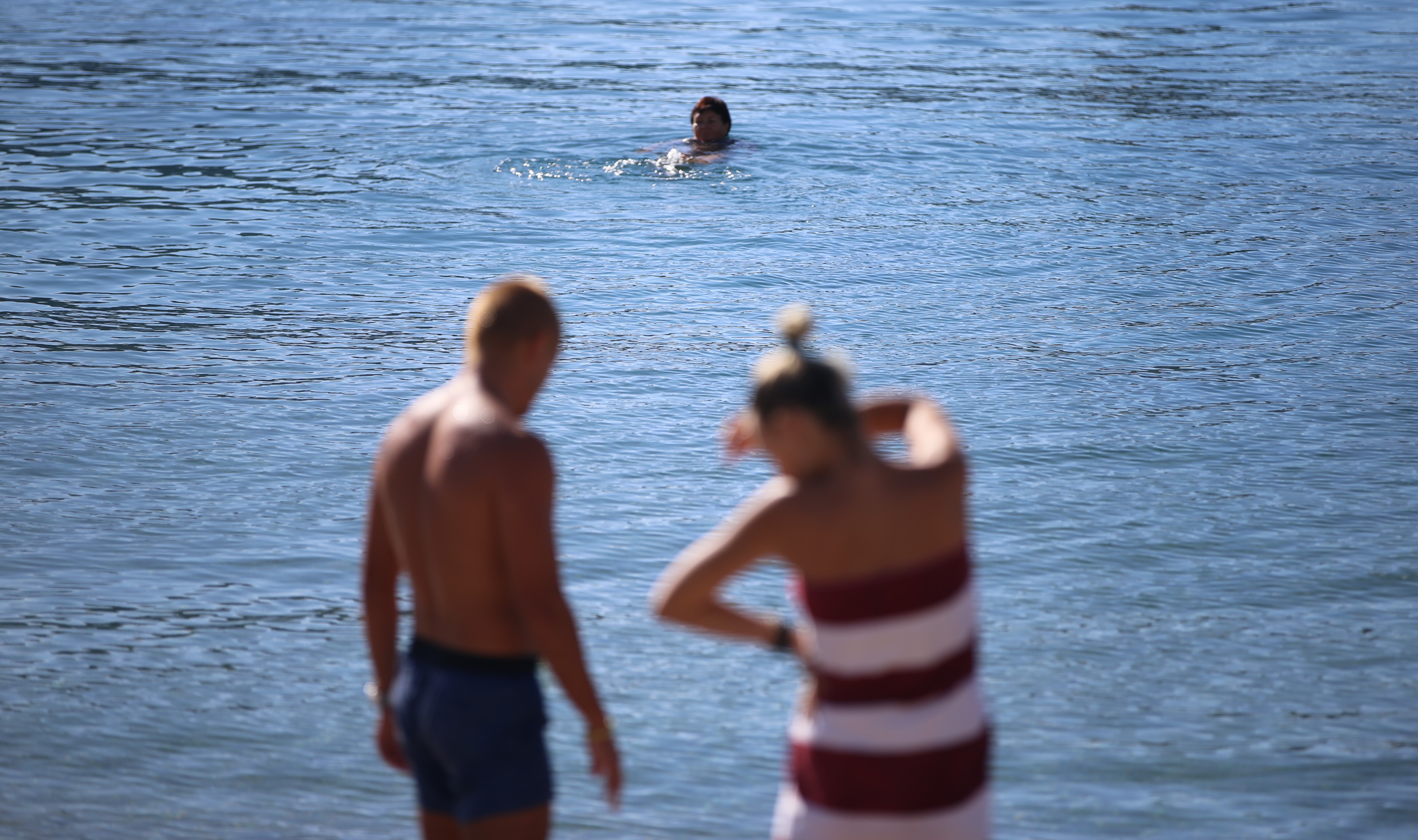 Bodrum'da güneşli havayı fırsat bilenler denize girdi