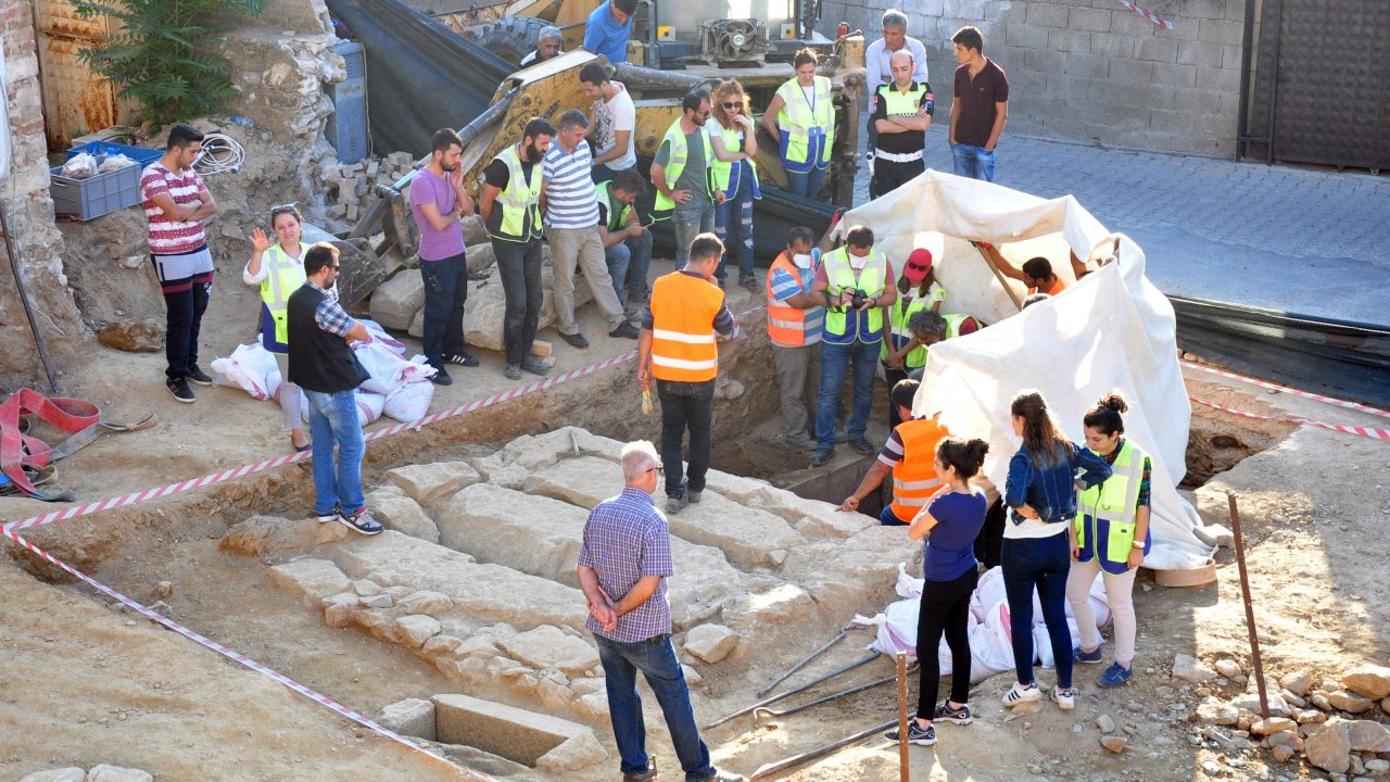 Temel kazısında 2 bin 400 yıllık oda mezar bulundu
