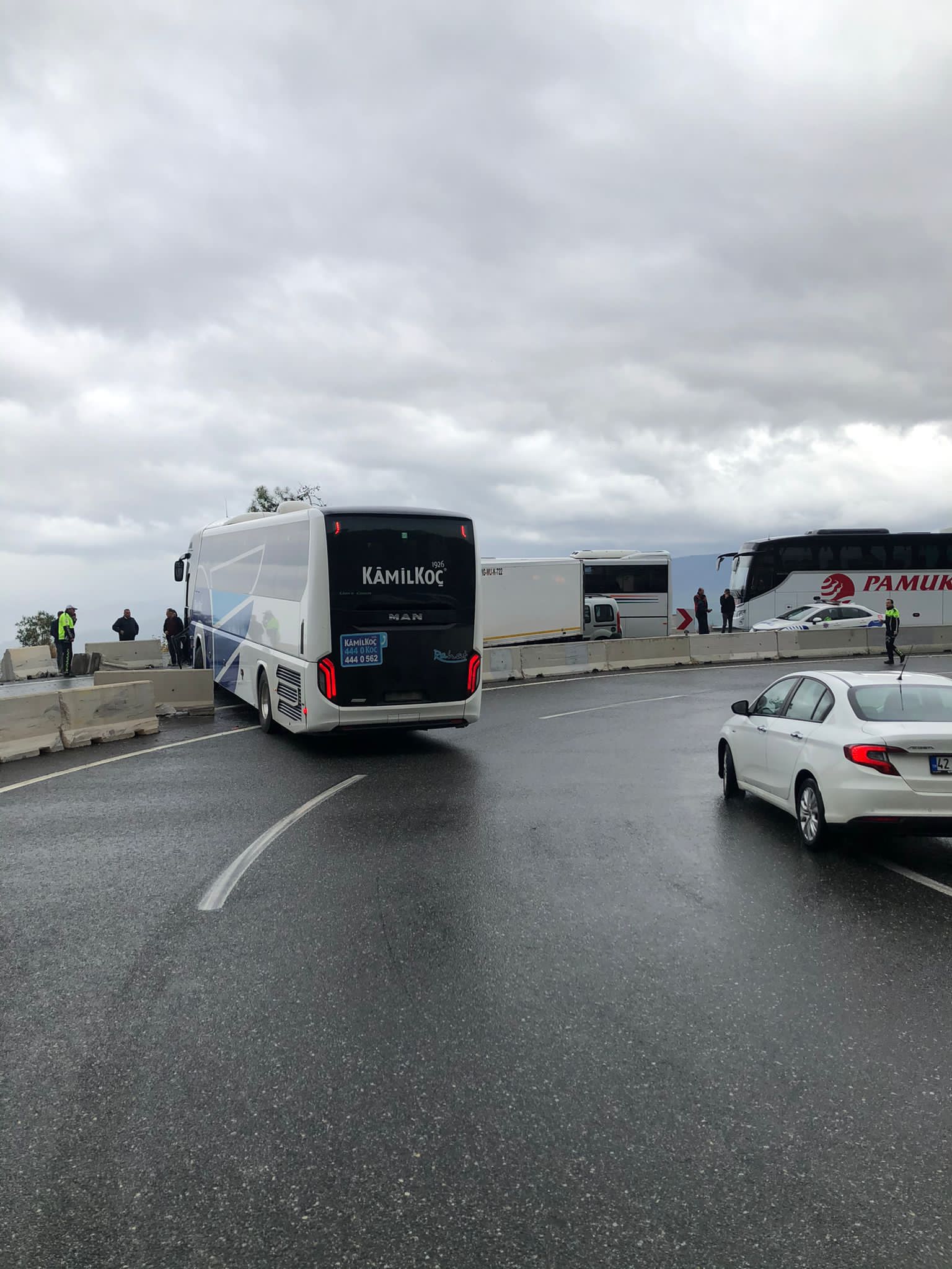 Yağmur sonrası kayganlaşan yol kazaya neden oldu