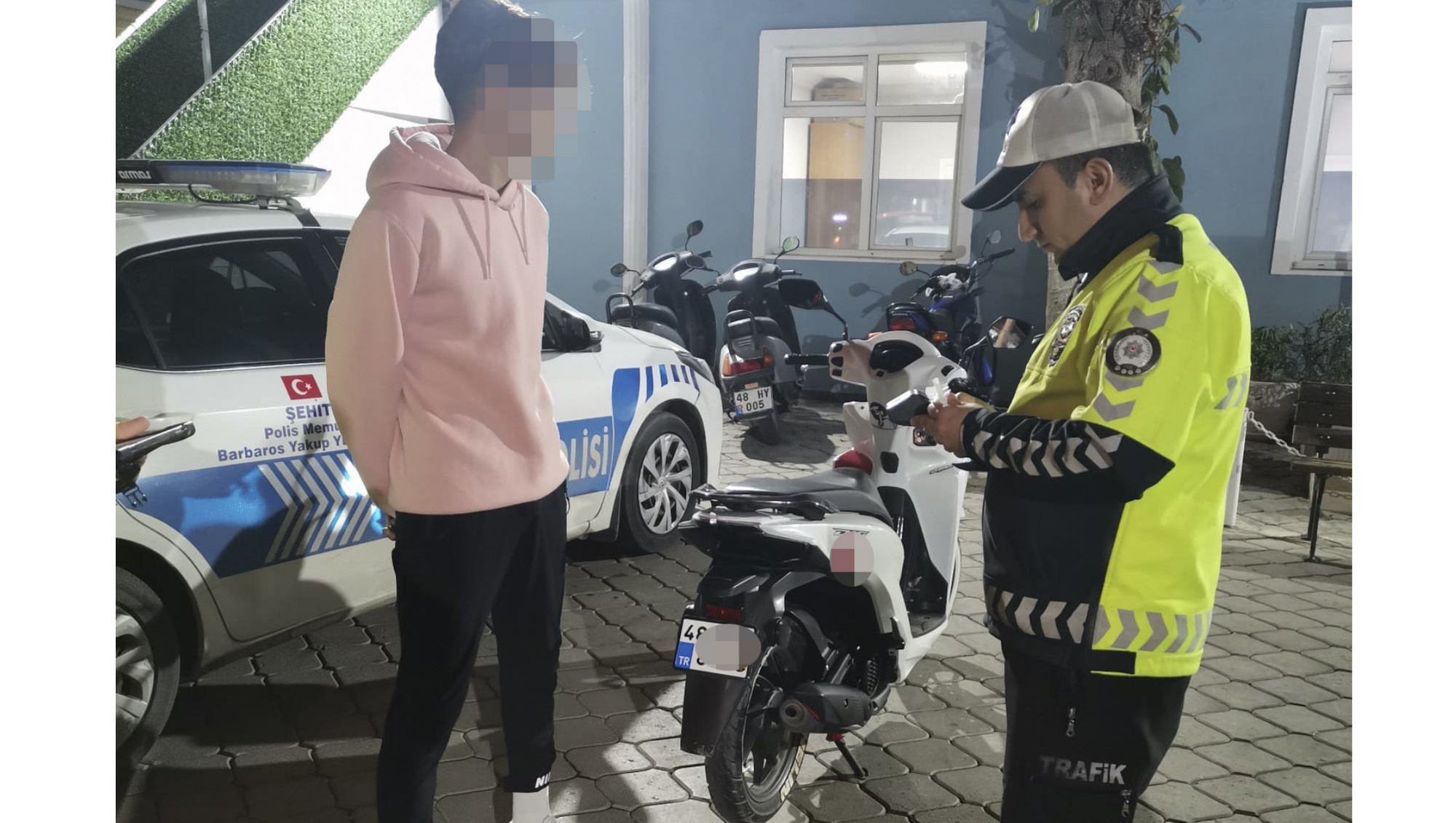 Motosiklette yatar halde seyreden çocuğa 9 bin 563 lira ceza