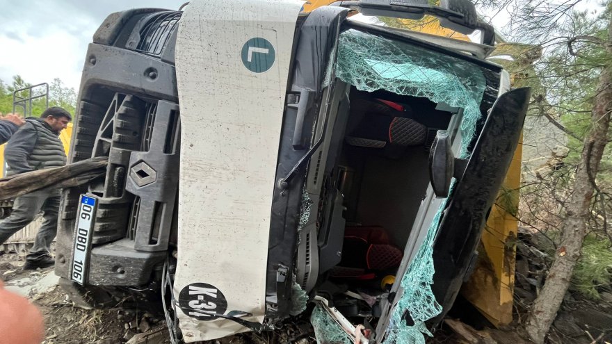 Devrilen kamyonda sıkışan sürücü yaralandı