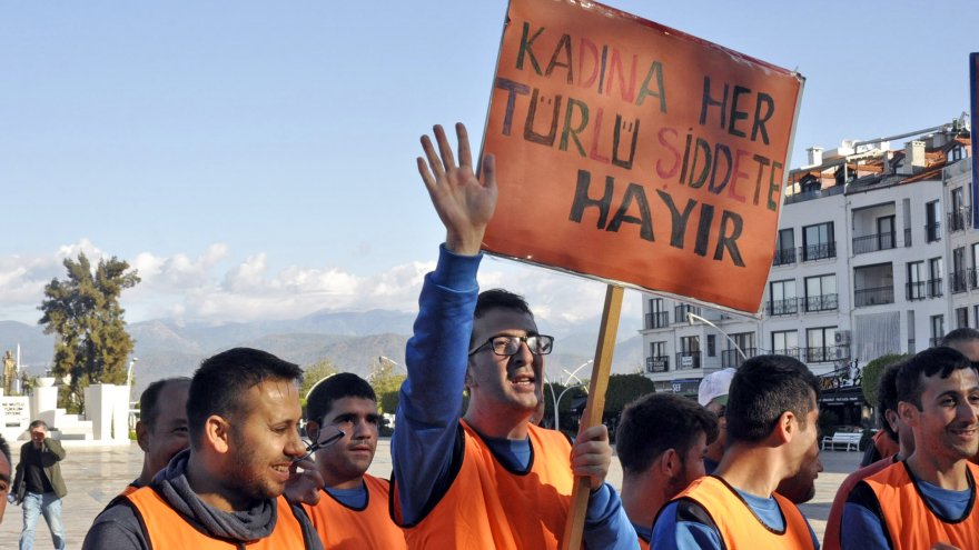 Fethiye'de toplanan erkekler kadına yönelik şiddete karşı yürüdü