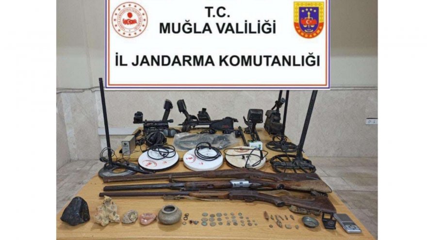 İkametlerinde çok sayıda tarihi eser ele geçirildi