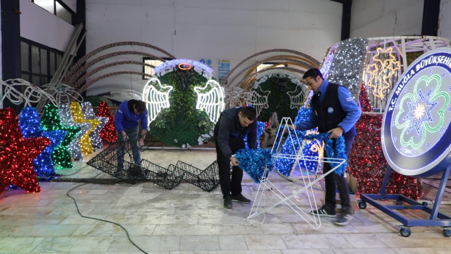 BÜYÜKŞEHİR SÜSLEMELERİ KENDİSİ TASARLIYOR