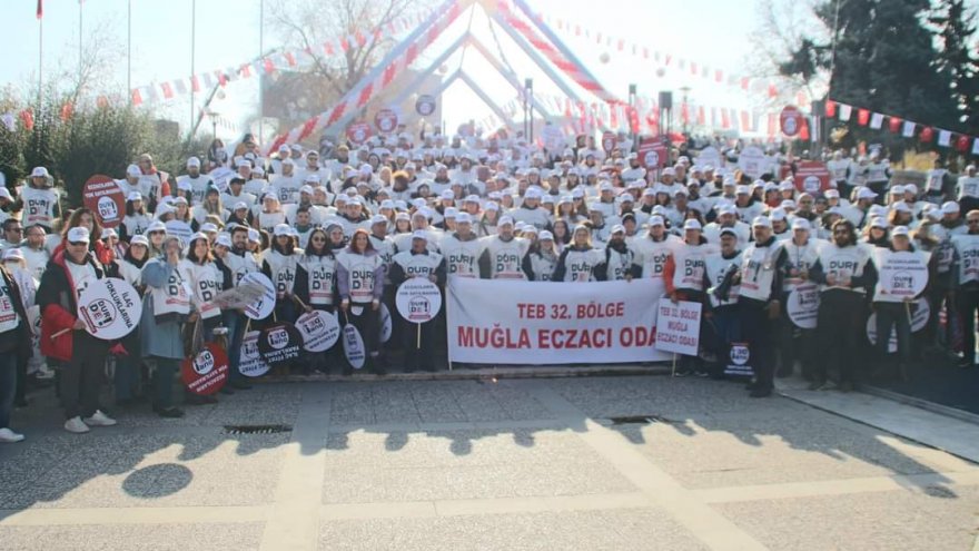 BÜYÜK MİTİNGE MUĞLA’DAN 500 ECZACI KATILDI