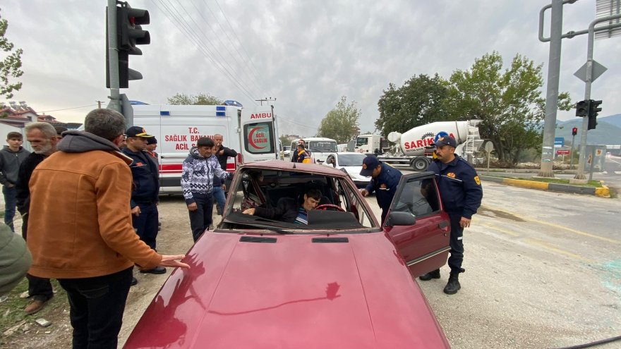 ARAÇTA SIKIŞAN VATANDAŞ İTFAİYE EKİPLERİNCE KURTARILDI