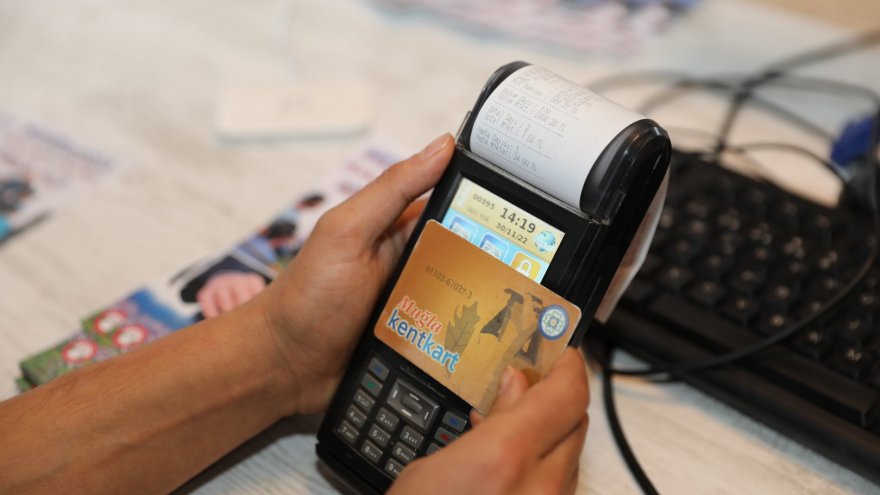 İKAMETGÂHINI MENTEŞE’YE ALDIRAN ÖĞRENCİLERE KENT KART YÜKLEMESİ YAPILIYOR