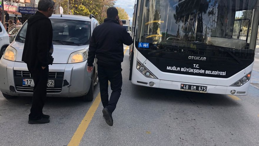 Toplu taşıma aracı ile otomobil kaza yaptı