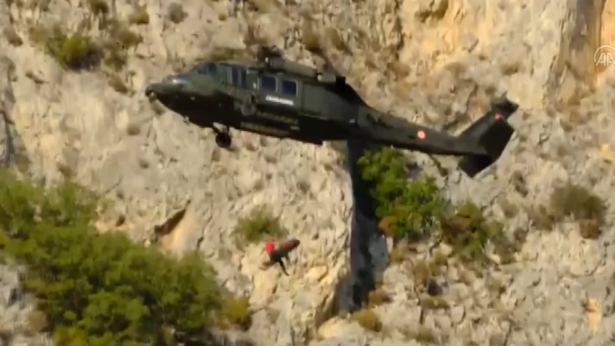 Kayalık alana düşen 2 kişi jandarma helikopteriyle kurtarıldı