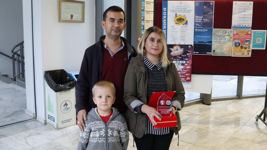 Trafik kazasında ölen çocuklarının organlarını bağışlayan aileye plaket