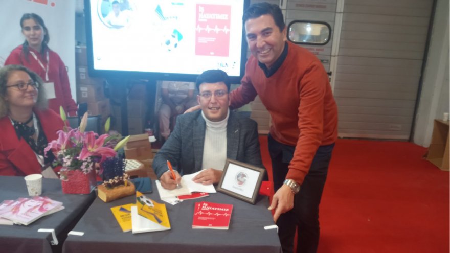 MUĞLALI YAZAR KIRLI’YA FUARDA İLGİ BÜYÜKTÜ