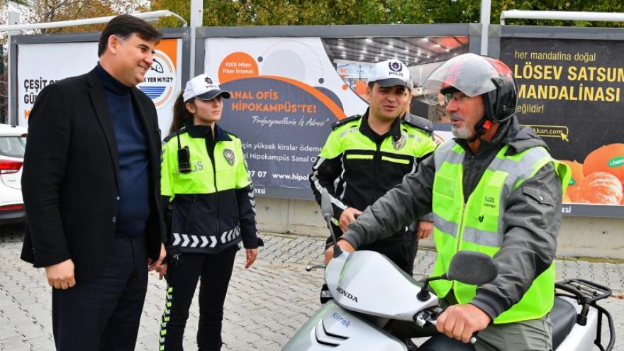 Motor sürücülerine reflektörlü yelek dağıtımı gerçekleştirildi