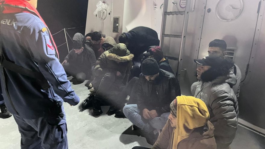 13 düzensiz göçmen kurtarıldı, 55 düzensiz göçmen yakalandı