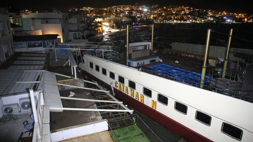 Kuvvetli rüzgar nedeniyle sürüklenen tekne, bölgedeki işletmelere zarar verdi