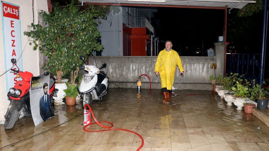Bazı ev ve iş yerlerini su bastı