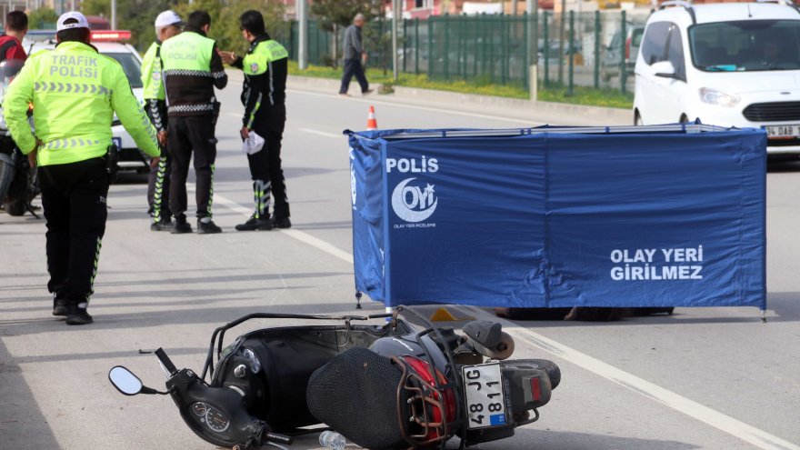 Kamyonla çarpışan motosikletteki 1 kişi öldü, 1 kişi yaralandı