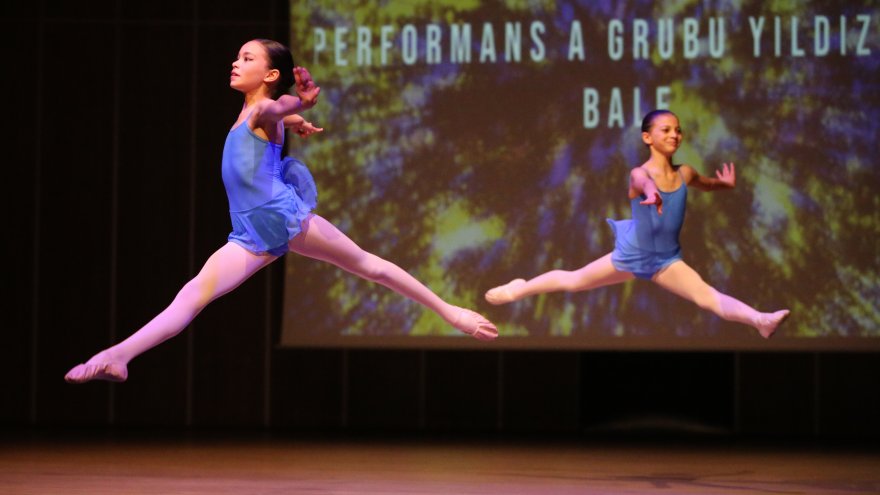 Bodrum'da yerli ve yabancı gruplar dans gösterisi sundu