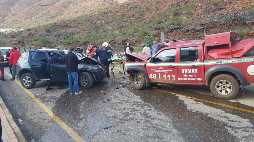 Kamyonetle otomobilin çarpışması sonucu 3 kişi yaralandı