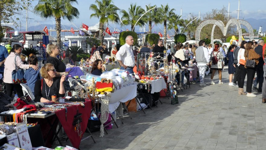 Fethiye'de yeni yıl pazarı kuruldu