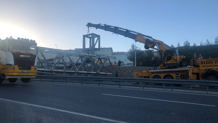 ÜST GEÇİT ÇALIŞMALARI NEDENİYLE YOL TRAFİĞE KAPANDI