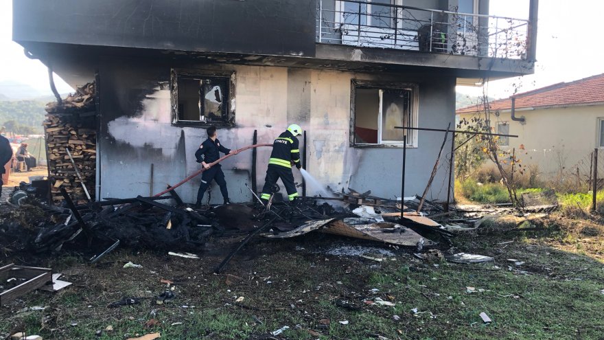 2 katlı binada çıkan yangın itfaiye ekiplerince söndürüldü