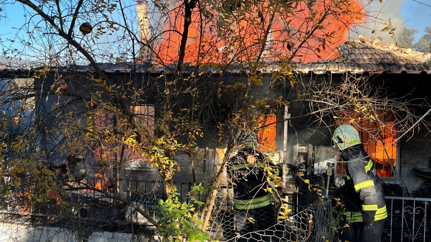 Evde çıkan yangın hasara neden oldu