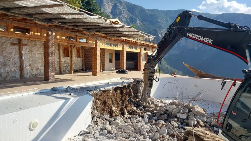 Fethiye’de kaçak yapı yıkımları sürüyor