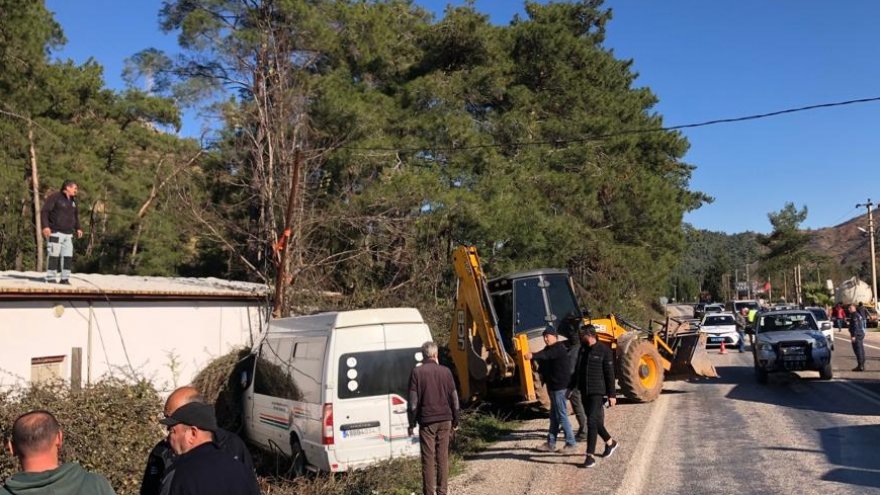 İş yerinin duvarına çarpan minibüsteki 6 kişi yaralandı