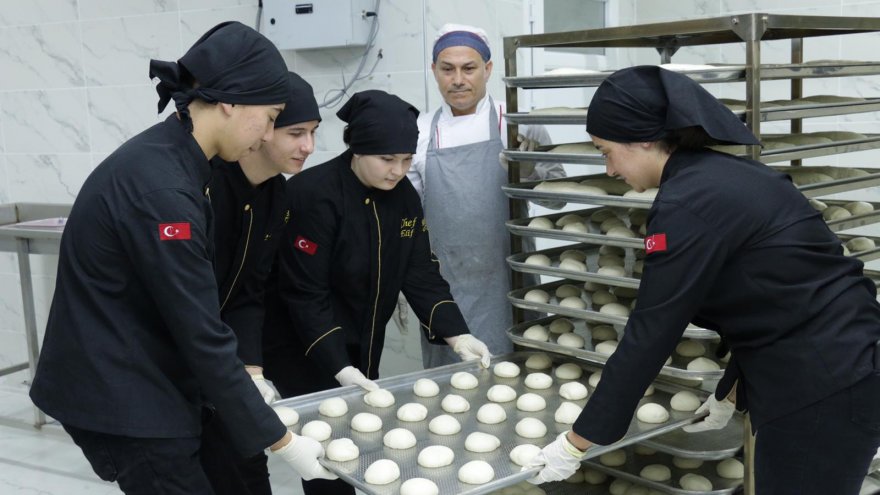 MESLEK LİSESİ ÖĞRENCİLERİ EKMEK ÜRETİMİNE BAŞLADI