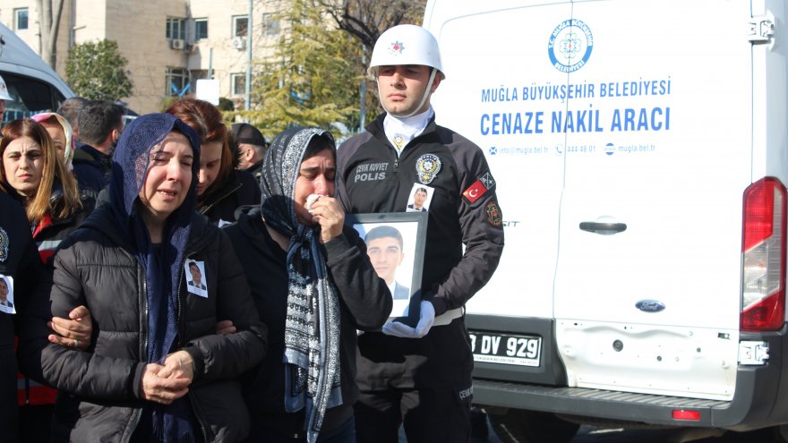 ŞEHİT KOMİSER UYAR’A GÖZYAŞLARIYLA VEDA