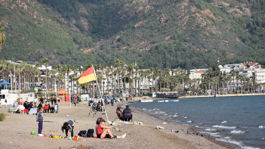 Vatandaşlar ve turistler yeni yılın ilk gününde denize girdi